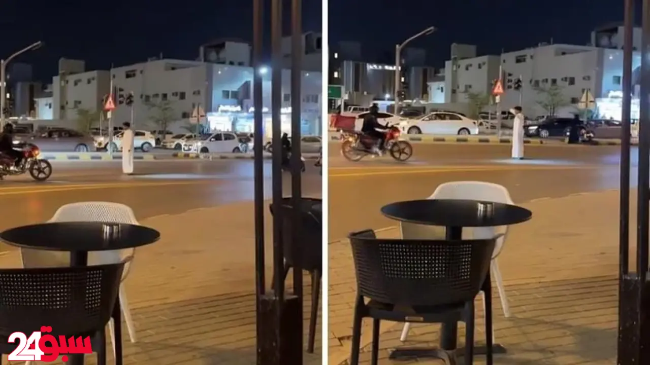 شاب سعودي يوقف السيارات بجسده لمساعدة سيدة على عبور طريق سريع